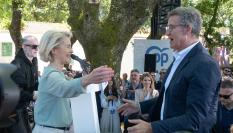 La presidenta de la Comisión Europea, Ursula Von der Leyen, y el líder del Partido Popular, Alberto Núñez Feijóo, durante un evento de la campaña de las elecciones europeas en la tradicional romería de los populares gallegos en O Pino (Coruña).