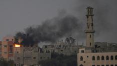 Imagen de archivo de una columna de humo tras un ataque israelí sobre el campo de refugiados Al Bureij, en el centro de la Franja de Gaza.