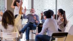 Imagen de archivo de una reunión de una comunidad de vecinos.