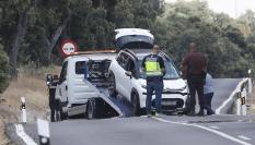 Retirada de un vehículo en las inmediaciones de la zona acordonada por las fuerzas de seguridad este martes, tras el asesinato a tiros este martes, en la carretera junto a un restaurante del distrito madrileño de Fuencarral-El Pardo, de Borja Villacís, hermano de la exvicealcaldesa de la capital y exdirigente de Ciudadanos, Begoña Villacís.
