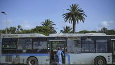 Un mujer se sube a un autobús junto a la Medina de Rabat, Marruecos.
