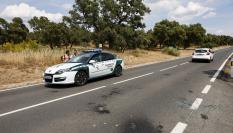 Un vehículo de la Guardia Civil en las inmediaciones de la zona acordonada por las fuerzas de seguridad este martes, tras el asesinato a tiros este martes, en la carretera junto a un restaurante del distrito madrileño de Fuencarral-El Pardo, de Borja Villacís, hermano de la exvicealcaldesa de la capital y exdirigente de Ciudadanos, Begoña Villacís.