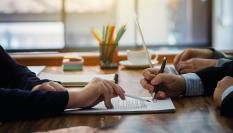 Foto de archivo de un acuerdo bancario.