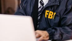 Imagen de una persona con el emblema del FBI.