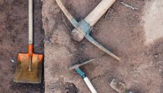 Imagen de archivo de herramientas en una excavación arqueológica.