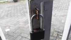 Un candado en una verja.