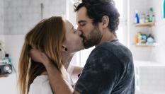 Imagen de archivo de una pareja dándose un beso.