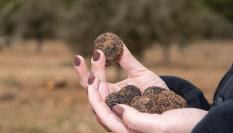 Una mujer con trufas negras.