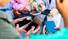 Niños reunidos usando el móvil