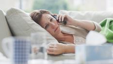 Imagen de una persona enferma hablando por teléfono.