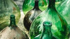 Imagen de archivo de botellas antiguas.