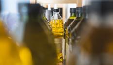 Imagen de archivo de botellas de aceite de oliva en un supermercado.