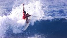 Tamayo Perry, surfeando