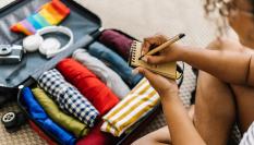 Una persona preparando su maleta.