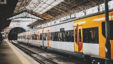 Foto de archivo de un tren en una estación de Portugal.