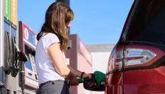 Echando gasolina al coche