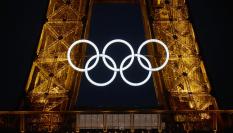 Los aros olímpicos, en mitad de la Torre Eiffel
