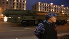 Un misil balístico intercontinental ruso en los ensayos de un desfile militar en Moscú.