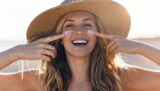 Para aplicar el protector solar facial no se debe escatimar en cantidad