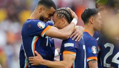 Gakpo y Simons celebran el primer gol a Rumanía