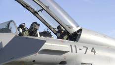 Imagen de archivo de militares españoles en un Eurofighter Typhoon, en la Base Aérea de Morón (Sevilla).