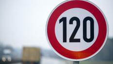 Señal de límite de velocidad en una autopista.