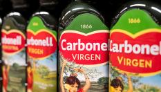 Imagen de archivo de botellas de aceite de oliva virgen de la marca Carbonell.