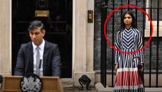 El rostro de la empresaria Akshata Murthy, esposa del ya 'expremier' Rishi Sunak, durante el discurso de salida del político conservador que ha llevado a los 'tories' al peor resultado de su historia.