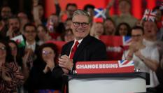 Keir Starmer, líder del Partido Laborista, celebra la victoria electoral en Reino Unido.