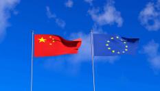 Las banderas de la Unión Europea y de China