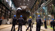 Los trabajadores de Navantia, observan al submarino S-81 Isaac Peral, que ya se está sometiendo a pruebas de navegación.