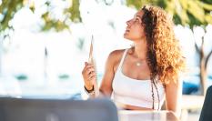 Imagen de archivo de una mujer con un abanico, en un día caluroso.