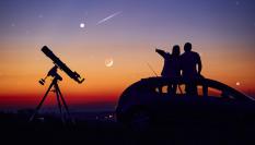Imagen de archivo de una pareja contemplando una lluvia de estrellas desde un mirador.