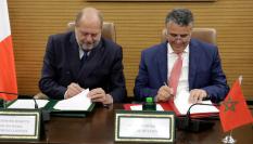 Abdellatif Ouahbi, ministro de Justicia marroquí (derecha), junto a su homólogo francés, Eric Dupond-Moretti