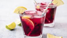 Dos vasos de tinto de verano.