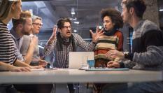 Jefe enfadado en una reunión