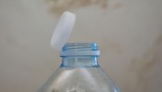 Las botellas con los tapones unidos son obligatorias desde el 3 de julio de 2024 para reducir el impacto ambiental con el reciclaje.