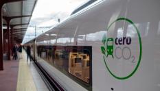 Un AVE a Galicia se dispone a salir de la estación de Chamartín destino a A Coruña.