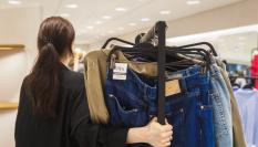 Una trabajadora de Zara, en una de las tiendas de la marca de Inditex en España.