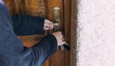 Foto de archivo de una persona entrando en casa.