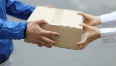 Una persona entregando un paquete a otra.