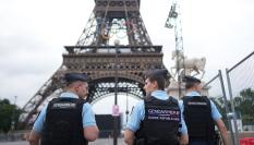 Agentes de la Gendarmería francesa patrullan el entorno de la Torre Eiffel, en París.