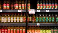 Botellas de aceite de oliva en el lineal de un supermercado en España.