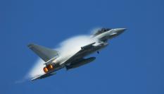 Un Eurofighter Typhoon como el de las Fuerzas Aéreas españolas vuela a gran velocidad.