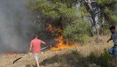 Medios combaten el incendio en Valverdejo, en la provincia de Cuenca.