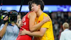Carolina Marin despidiéndose de Bing Jiao He.