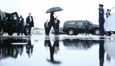 Kamala Harris a punto de subirse al Air Force Two.