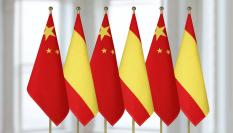 Imagen de archivo de banderas chinas y españolas.