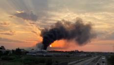 Protección Civil ha ordenado el confinamiento de la población del término municipal de Utebo (Zaragoza) y de los alrededores por el incendio que afecta a una fábrica de productos químicos y que ha provocado una nube tóxica de cloro.
