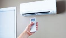 Un aparato de aire acondicionado.